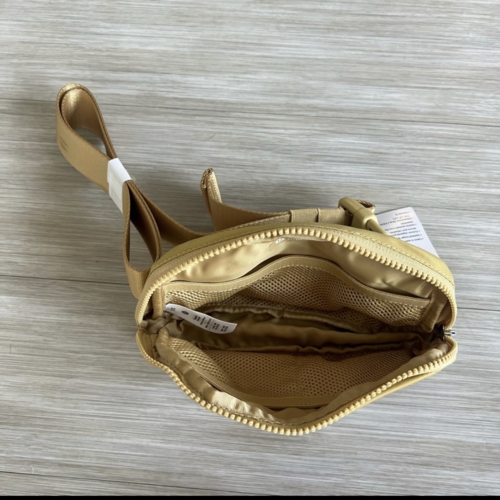 NWT 🍋 Lululemon 🍋Everywhere Belt Bag- Golden sand NWT Very Rare Color - Picture 4 of 10